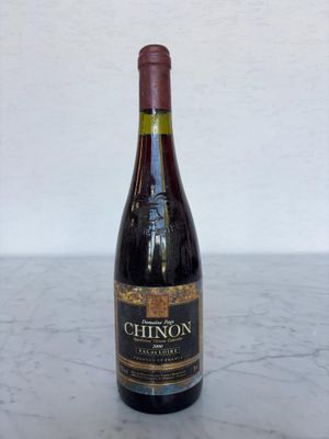 la bouteille de vin est posée sur la table, prête à être remplie