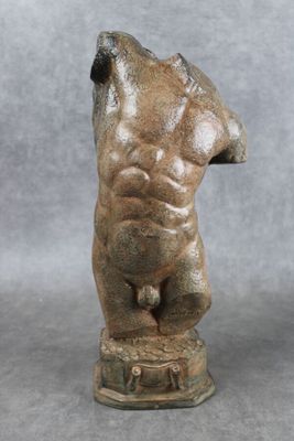statue d'un homme de dos, de profil