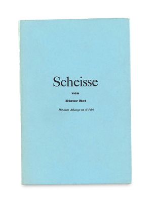 un livre bleu avec une inscription noire sur la couverture