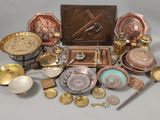 de nombreux objets métalliques de toutes sortes sur la table