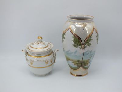 deux vases placés l'un à côté de l'autre sur une table