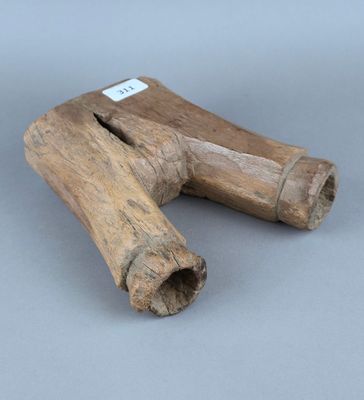 un morceau de bois qui a servi à maintenir un marteau en place
