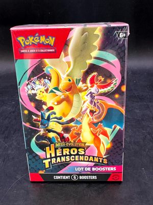 La boîte du jeu de cartes Pokémon comporte une figurine de Pokémon jaune sur le dessus.