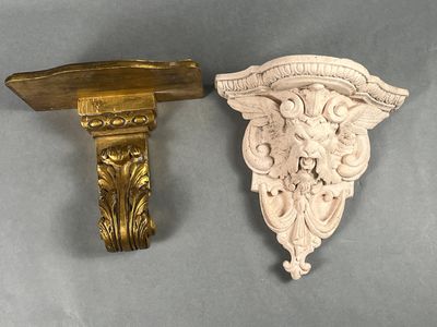 Lot constitué de deux consoles d'applique: la première en bo…