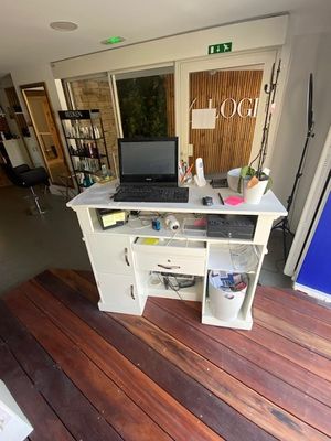 un bureau sur lequel se trouve un ordinateur portable, dans une pièce