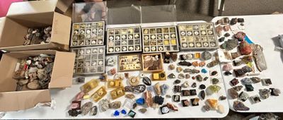une table sur laquelle sont posés de nombreux objets hétéroclites
