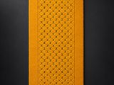 un tapis de bain jaune avec un motif dessus