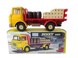 un camion jouet posé sur une boîte