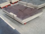 de nombreuses piles de tôles métalliques sur une palette