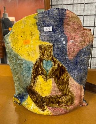 une assiette sur laquelle est représentée une femme