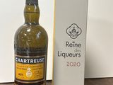 la bouteille de vin est à côté de la boîte sur la table