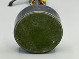 un petit oiseau perché sur un objet vert