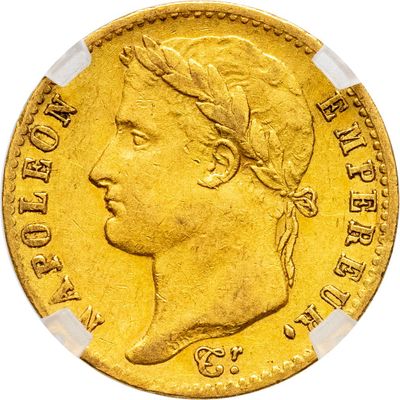 Gros plan sur une pièce d'or ornée d'une tête de femme