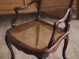 une chaise en bois posée sur un parquet en bois dur