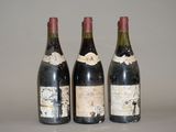 trois bouteilles de vin sont alignées sur une table
