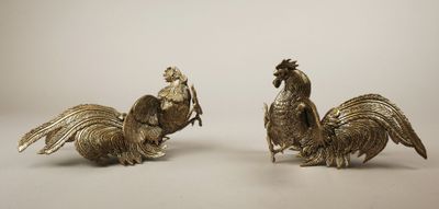 paire de figurines anciennes en argent plaqué représentant des coqs