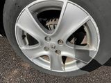 le pneu d'une voiture dont le pneu est à plat, posé au sol