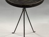 une table noire avec un piètement en métal et un plateau noir