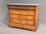 une petite commode en bois avec dessus en marbre