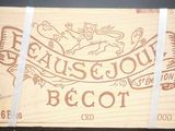 une boîte en bois sur laquelle est accrochée une pancarte indiquant « Beaus Jout »