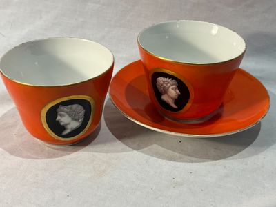 deux tasses et soucoupes avec l'image d'une femme et d'un homme dessus
