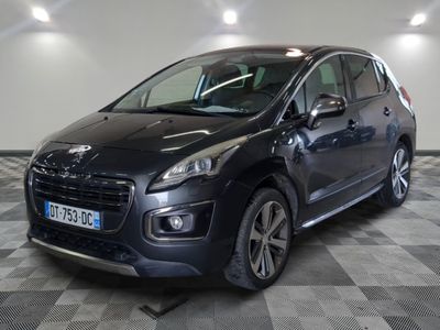 la voiture noire est garée sur le sol en damier d'un garage