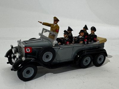 une petite voiture dans laquelle se trouve un groupe de personnes