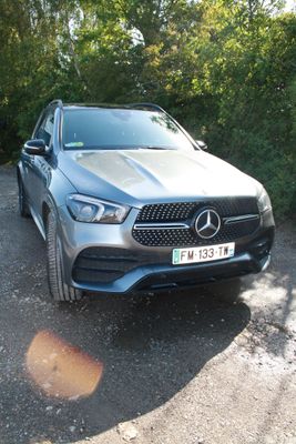 La Mercedes GLE est garée sur le bord de la route