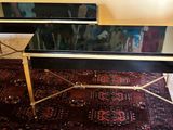 deux tables posées sur un tapis dans la pièce