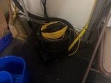 une photo d'une salle de bains avec des toilettes et un seau d'eau