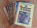 quatre livres posés sur une table en bois
