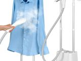 une personne qui utilise un fer à vapeur pour sécher une chemise