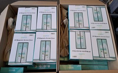 plusieurs boîtes d'appareils électroniques sont empilées les unes sur les autres