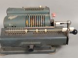 un ancien modèle de machine posé sur une table