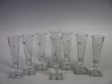 six verres posés sur une surface blanche
