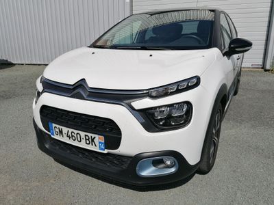 l'avant d'une Citroën blanche garée sur un parking