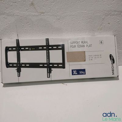 un meuble sur lequel est posée une télévision, posé sur une table