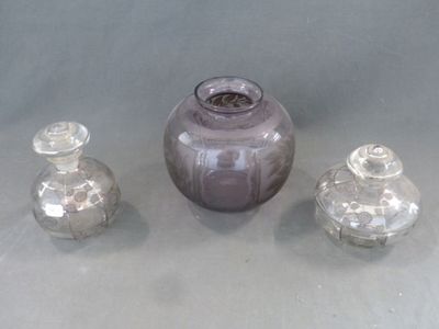 trois vases en verre posés l'un à côté de l'autre sur une table