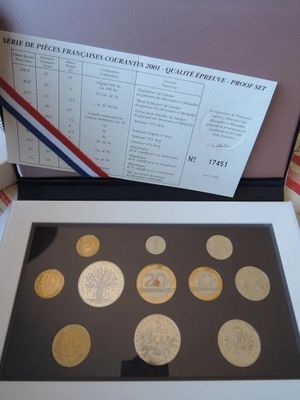 une image représentant une boîte contenant des pièces d'or