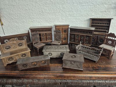 de nombreux meubles posés sur une table