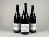 trois bouteilles de vin posées l'une à côté de l'autre sur une table