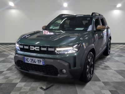 Un SUV Land Rover Discovery 2020 dans un showroom au sol à damier