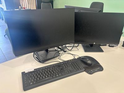Un ensemble informatique HP comprenant : Deux écrans, un clavier, une  - Photo 1