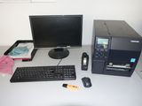 un ordinateur de bureau posé sur une table à côté d'un clavier et d'une souris