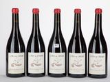 quatre bouteilles de vin sont alignées