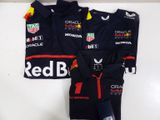 un t-shirt et un pantalon Red Bull posés sur une table blanche