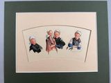 une photo d'une photo montrant trois personnes assises sur un banc