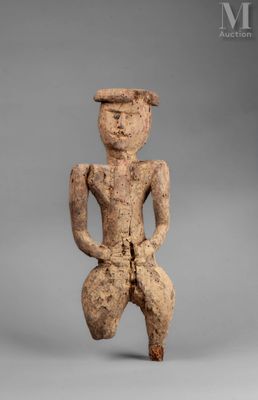 une statue d'un homme avec un chapeau sur la tête