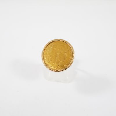 gros plan d'une pièce d'or sur une surface blanche