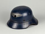 un vieux casque bleu orné d'un aigle sur le côté